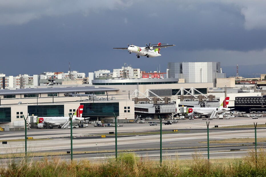 Argelinos saltaram vedação do aeroporto. Foram capturados durante a noite