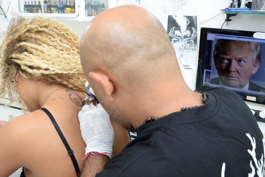 Érica Canela tatuou rosto de Trump nas costas