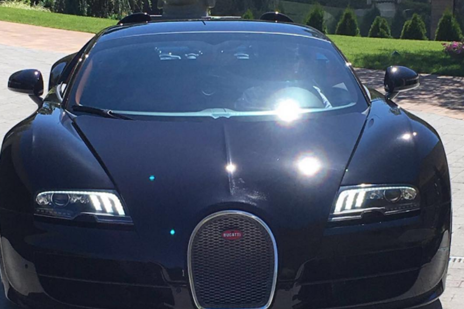 Em 2016, Cristiano Ronaldo não se rogou e comprou um Bugatti 16.4 Grand Sport Vitesse, um dos carros mais exclusivos e velozes do mundo