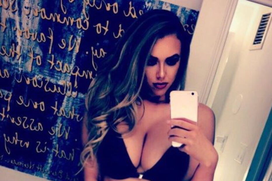 Modelo chama a atenção por tamanho dos seios