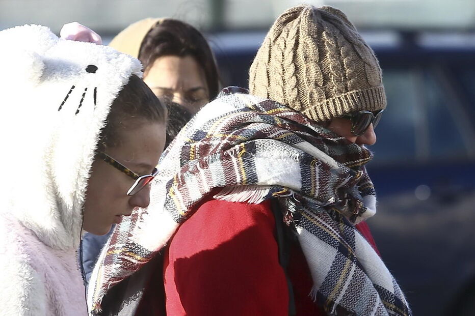 Populares protegem-se do frio em Coimbra