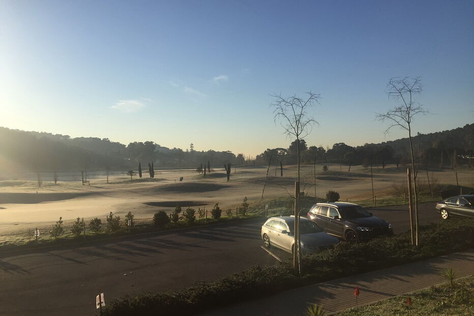 Gelo cobriu campo de golfe do Complexo Desportivo do Jamor