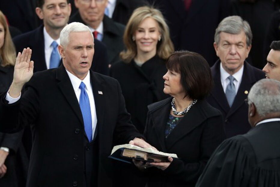 Mike Pence toma posse como vice-presidente