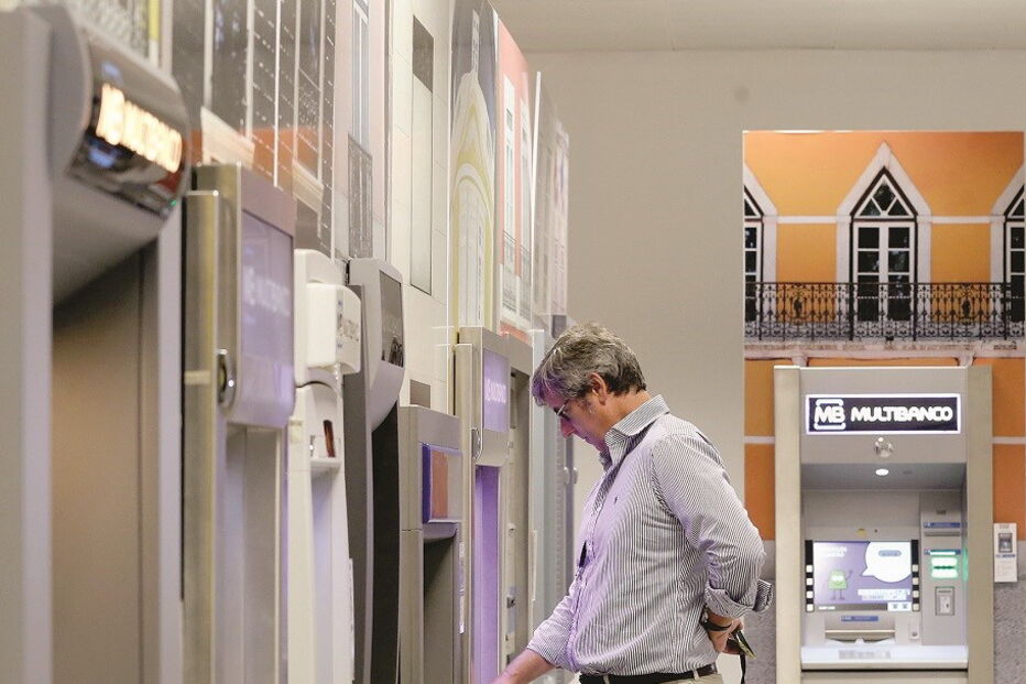 bancos, clientes, comissões, serviços bancários, internet