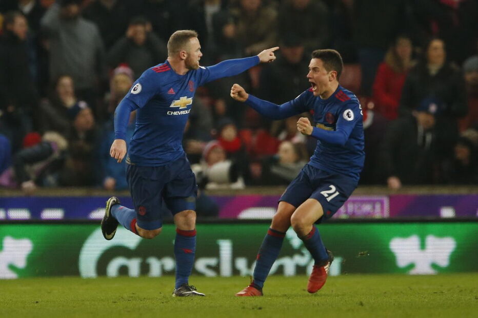 Rooney celebra a marca alcançada no jogo frente ao Stoke City