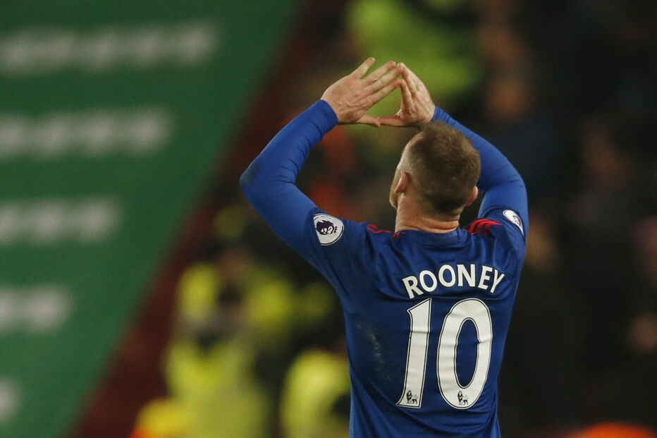 Rooney celebra a marca alcançada no jogo frente ao Stoke City