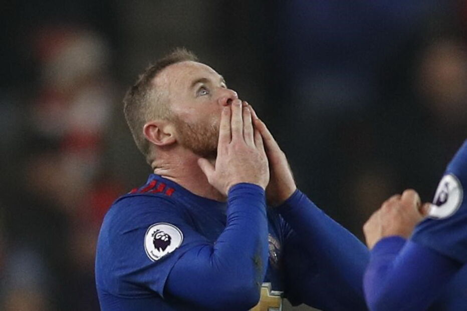 Rooney celebra a marca alcançada no jogo frente ao Stoke City