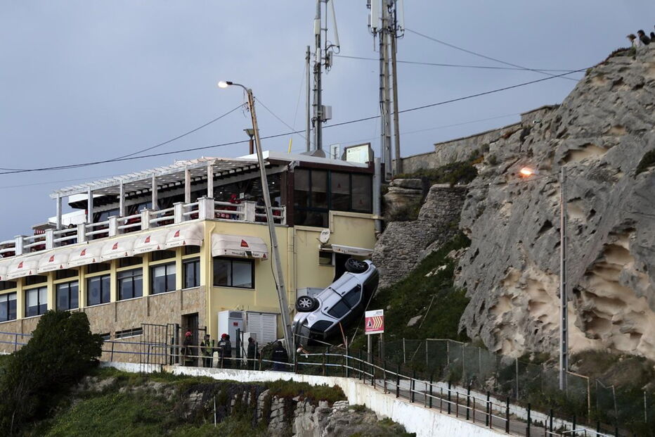 Casal de idosos fica ferido após despiste e queda em arriba