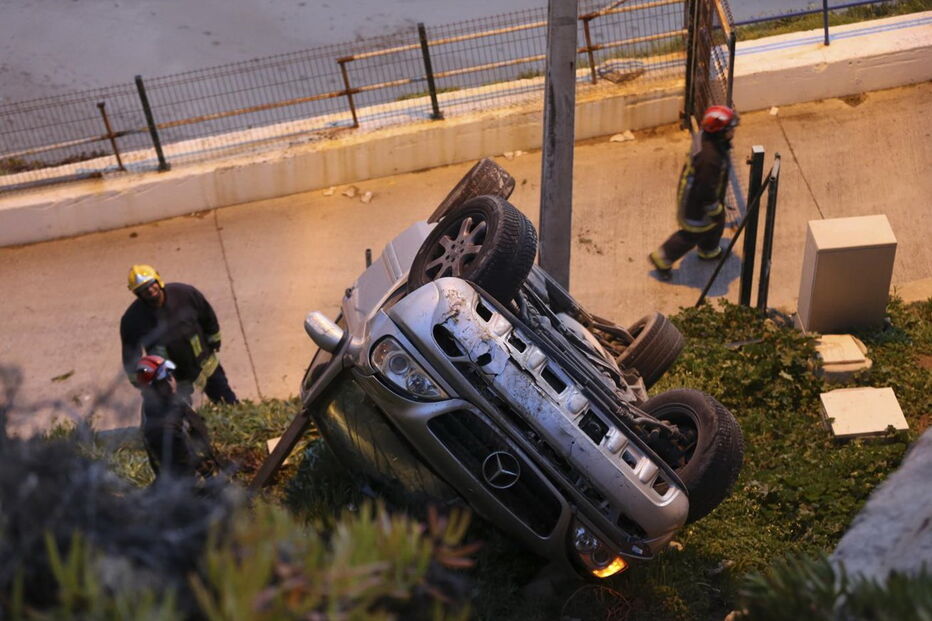 Casal de idosos fica ferido após despiste e queda em arriba