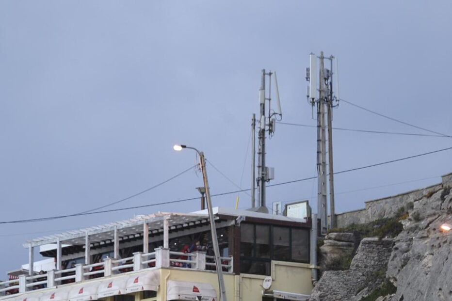 Casal de idosos fica ferido após despiste e queda em arriba