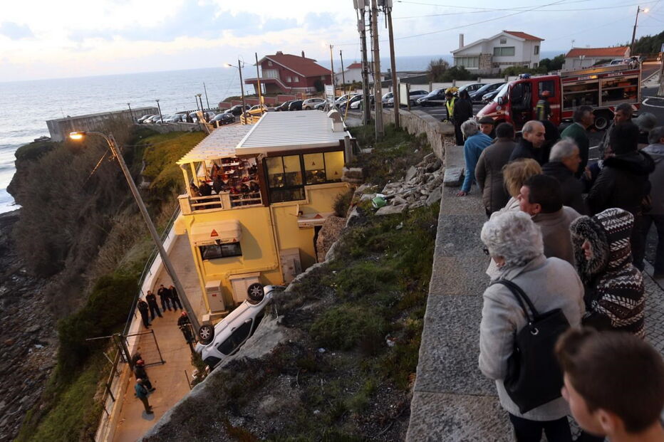 Casal de idosos fica ferido após despiste e queda em arriba