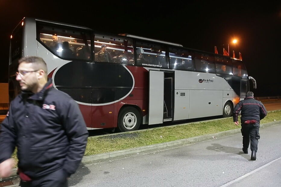 Autocarros da empresa de segurança 2045, que transportavam stewards que tinham estado no jogo Braga - Vitória de Guimarães foram atacados a tiro na estrada