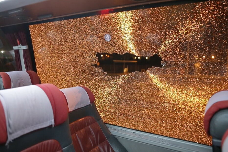 Autocarros da empresa de segurança 2045, que transportavam stewards que tinham estado no jogo Braga - Vitória de Guimarães foram atacados a tiro na estrada