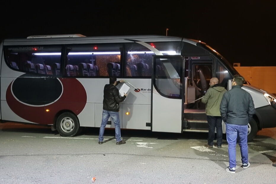 Autocarros da empresa de segurança 2045, que transportavam stewards que tinham estado no jogo Braga - Vitória de Guimarães foram atacados a tiro na estrada