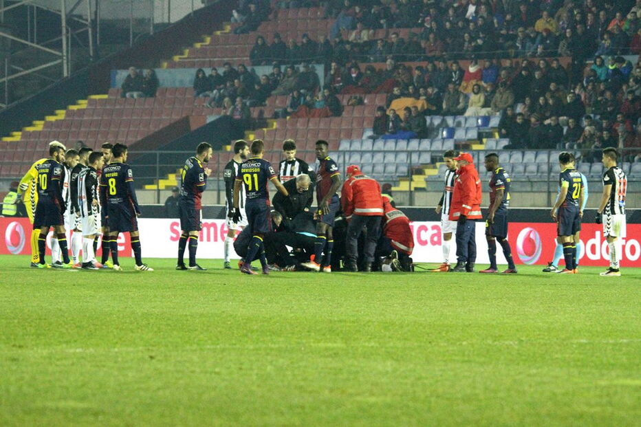 Hamzaoui chocou com Carlos Ponck e caiu inanimado no relvado, obrigando à intervenção de duas equipas médicas