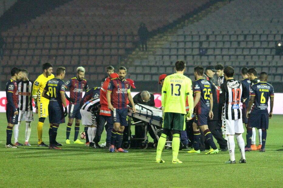 Hamzaoui chocou com Carlos Ponck e caiu inanimado no relvado, obrigando à intervenção de duas equipas médicas