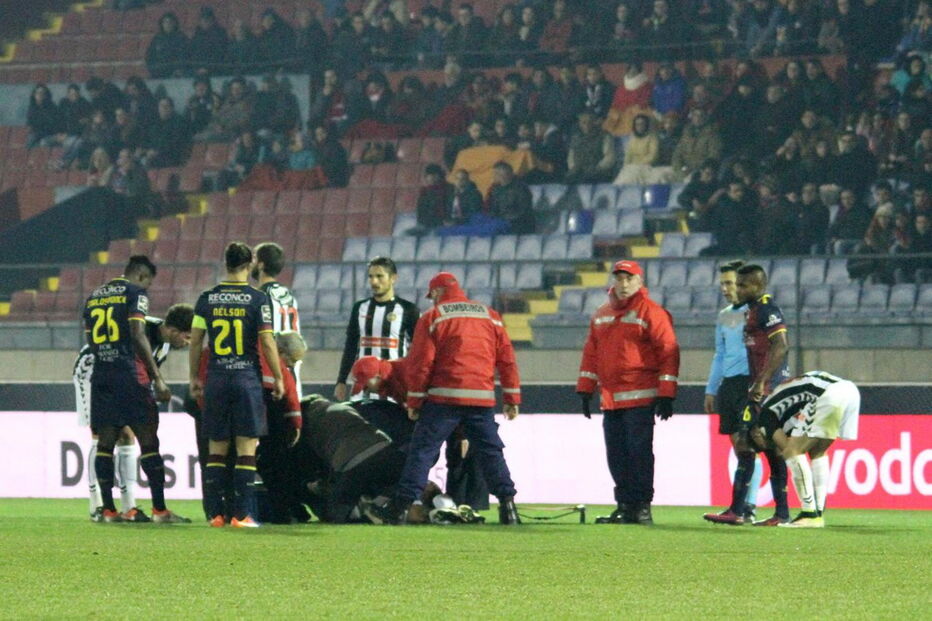 Hamzaoui chocou com Carlos Ponck e caiu inanimado no relvado, obrigando à intervenção de duas equipas médicas