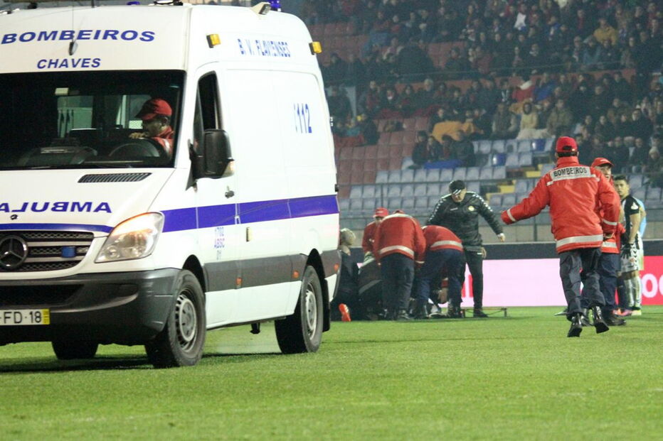 Hamzaoui chocou com Carlos Ponck e caiu inanimado no relvado, obrigando à intervenção de duas equipas médicas
