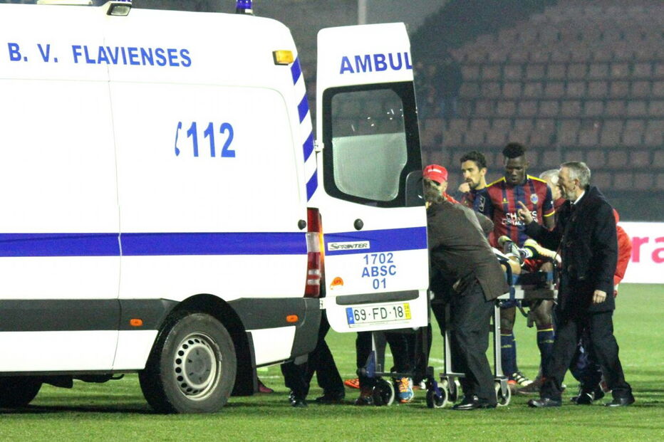 Hamzaoui chocou com Carlos Ponck e caiu inanimado no relvado, obrigando à intervenção de duas equipas médicas