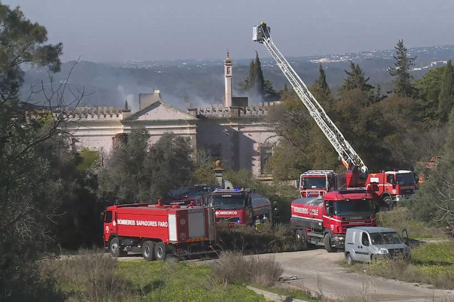 Palácio da Fonte da Pipa, em Loulé, ardeu na manhã desta terça-feira