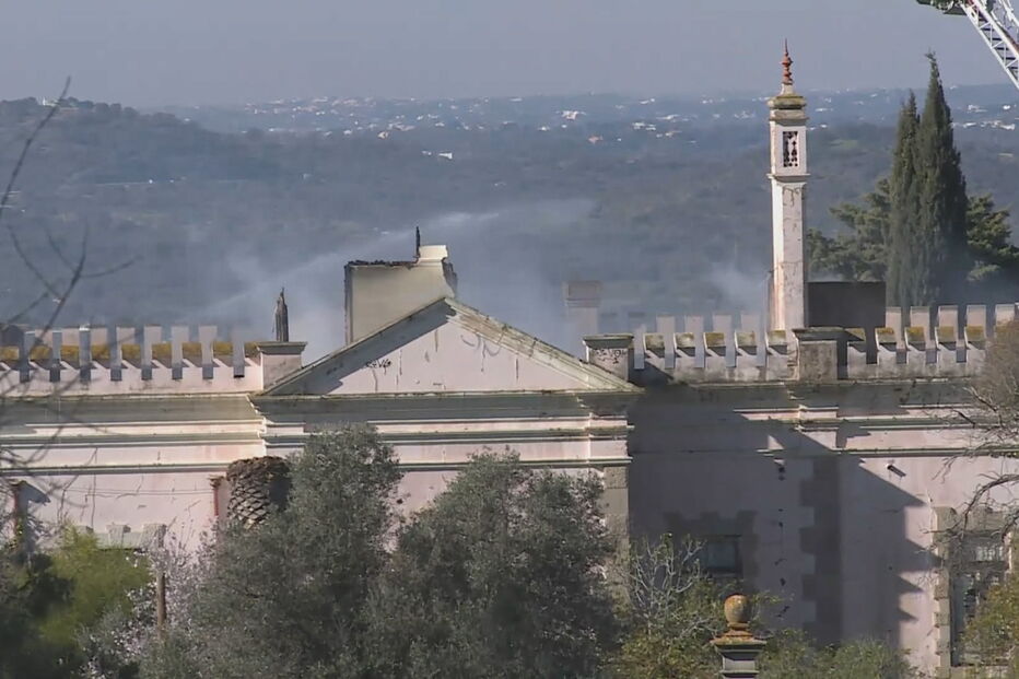 Palácio da Fonte da Pipa, em Loulé, ardeu na manhã desta terça-feira