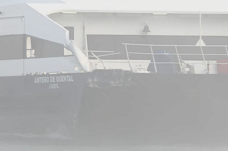 Catamarã Antero de Quental atracado no cais após o acidente