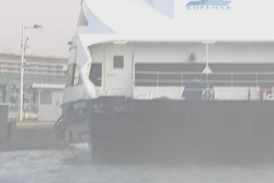 Catamarã Antero de Quental atracado no cais após o acidente