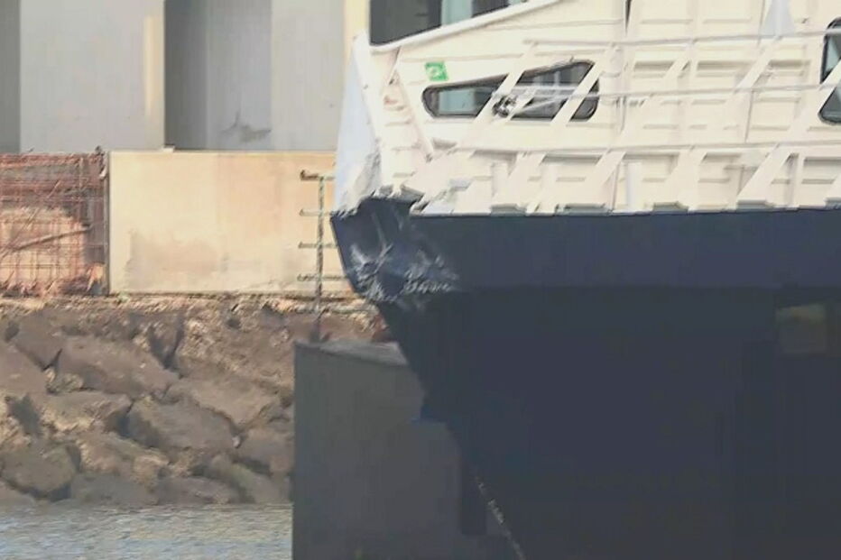 Catamarã Antero de Quental atracado no cais após o acidente