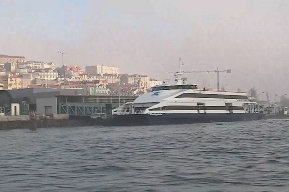 Catamarã Antero de Quental atracado no cais após o acidente