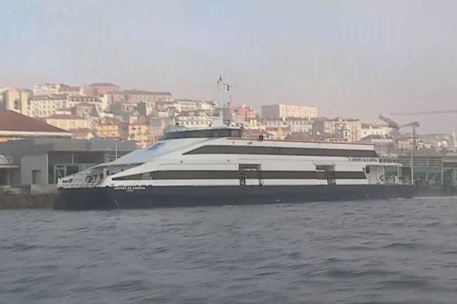 Catamarã Antero de Quental atracado no cais após o acidente