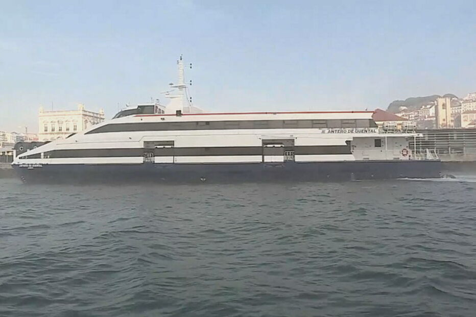 Catamarã Antero de Quental atracado no cais após o acidente