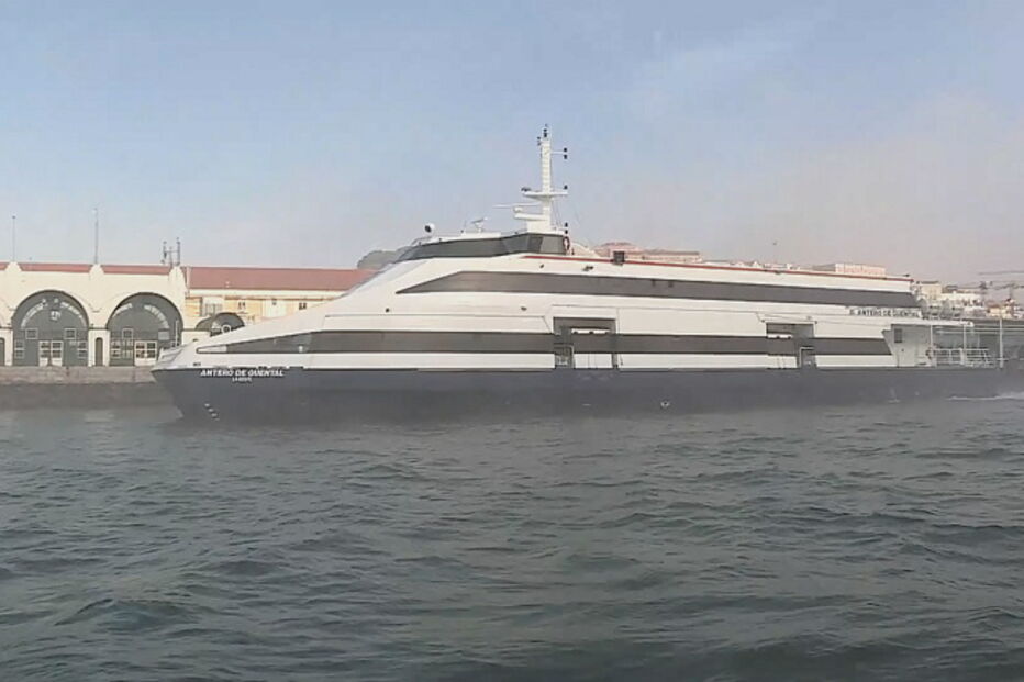 Catamarã Antero de Quental atracado no cais após o acidente