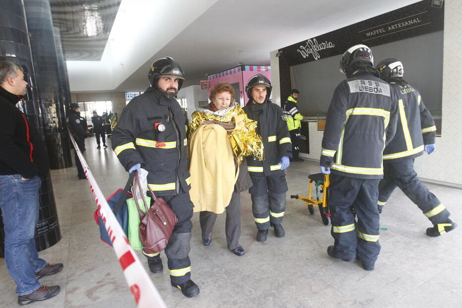 Várias ambulâncias esperavam feridos para os transportar para o hospital. Alguns feridos seguiram de autocarro após serem assistidos no terminal