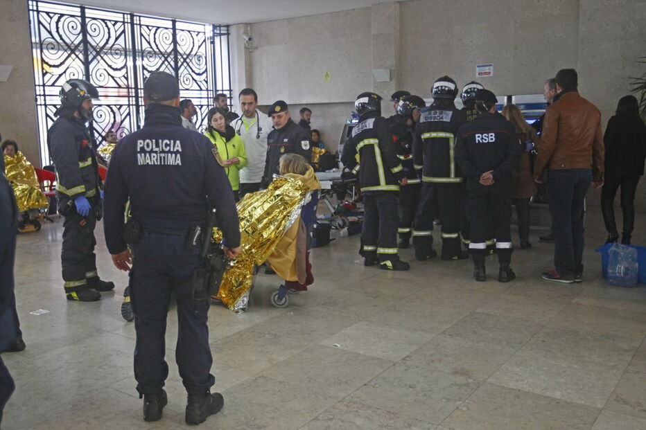 Várias ambulâncias esperavam feridos para os transportar para o hospital. Alguns feridos seguiram de autocarro após serem assistidos no terminal