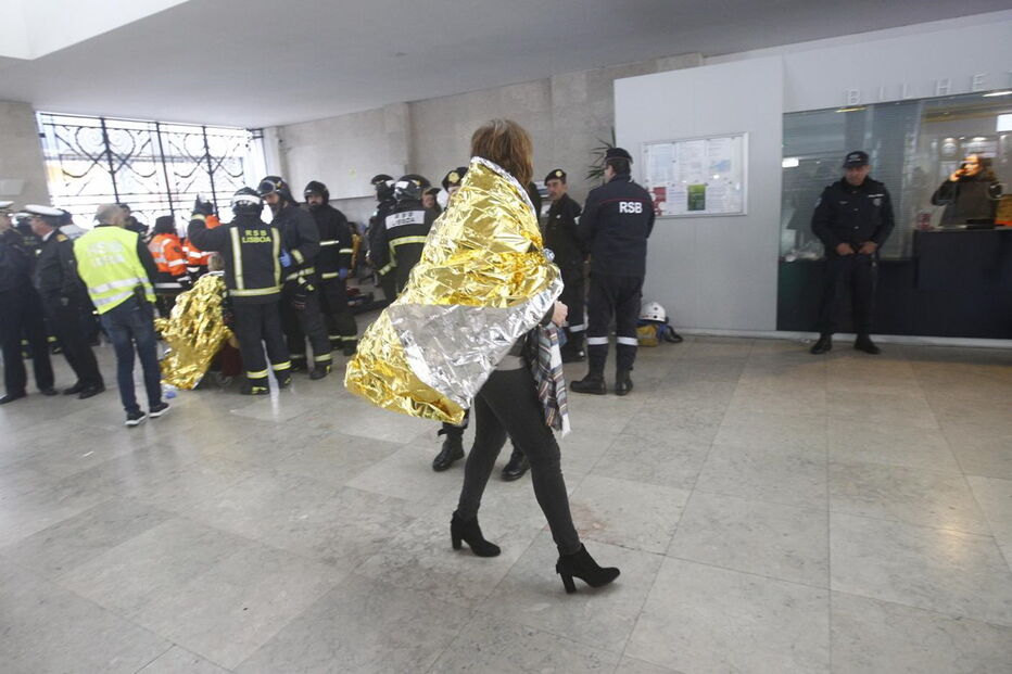 Várias ambulâncias esperavam feridos para os transportar para o hospital. Alguns feridos seguiram de autocarro após serem assistidos no terminal