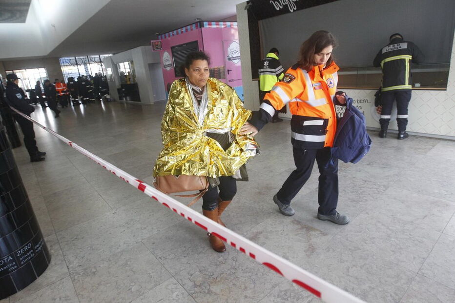 Várias ambulâncias esperavam feridos para os transportar para o hospital. Alguns feridos seguiram de autocarro após serem assistidos no terminal
