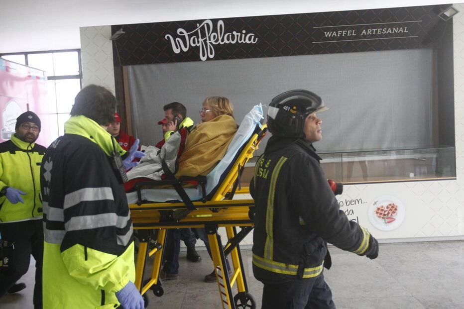 Várias ambulâncias esperavam feridos para os transportar para o hospital. Alguns feridos seguiram de autocarro após serem assistidos no terminal