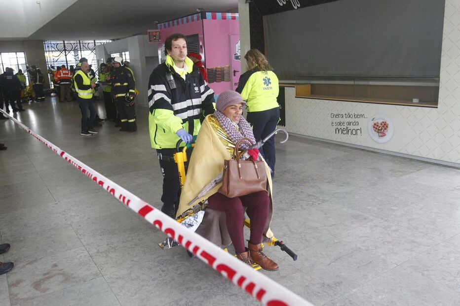 Várias ambulâncias esperavam feridos para os transportar para o hospital. Alguns feridos seguiram de autocarro após serem assistidos no terminal
