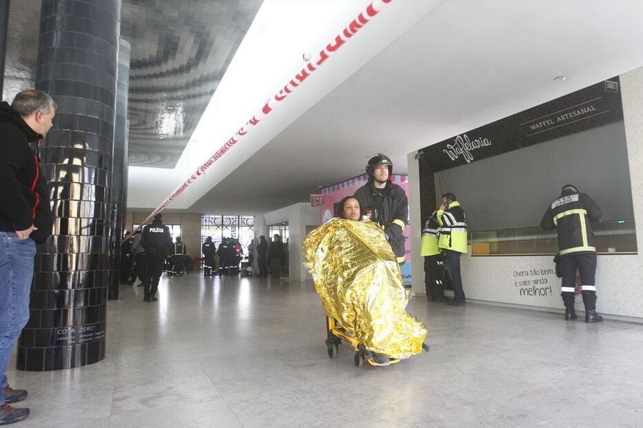 Várias ambulâncias esperavam feridos para os transportar para o hospital. Alguns feridos seguiram de autocarro após serem assistidos no terminal