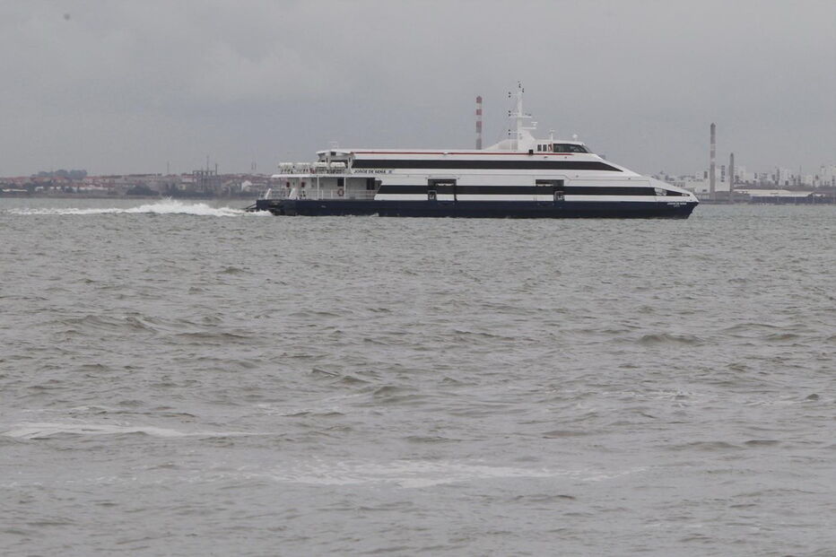 Barco da Transtejo que faz a travessia do rio Tejo