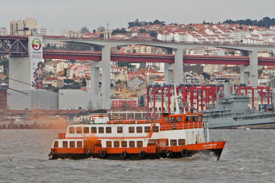 Barco da Transtejo que faz a travessia do rio Tejo