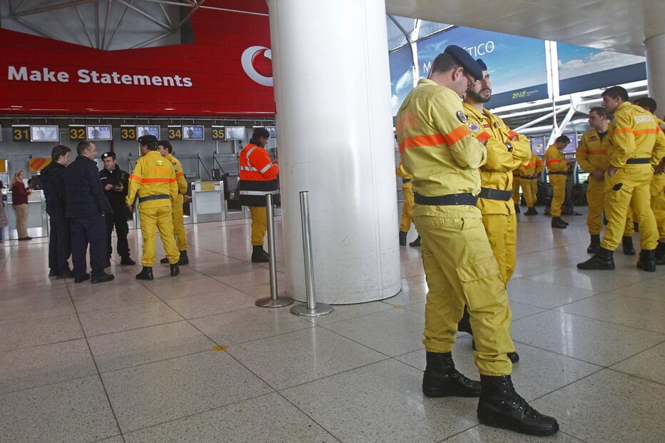 Os elementos da Força Especial de Bombeiros partem para o ajudar no combate às chamas no Chile após um pedido de auxilio das autoridades Chilenas, no Aeroporto de Lisboa.