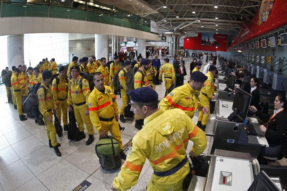 Os elementos da Força Especial de Bombeiros partem para o ajudar no combate às chamas no Chile após um pedido de auxilio das autoridades Chilenas, no Aeroporto de Lisboa.