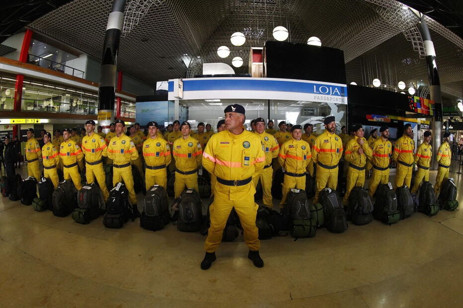 Os elementos da Força Especial de Bombeiros partem para o ajudar no combate às chamas no Chile após um pedido de auxilio das autoridades Chilenas, no Aeroporto de Lisboa.