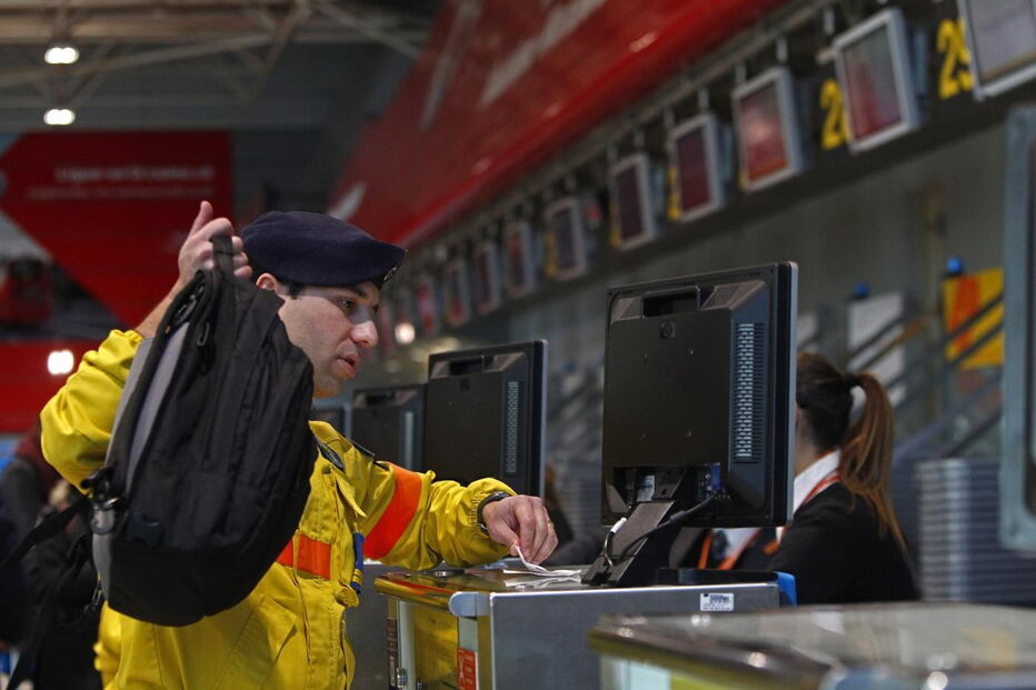 Os elementos da Força Especial de Bombeiros partem para o ajudar no combate às chamas no Chile após um pedido de auxilio das autoridades Chilenas, no Aeroporto de Lisboa.