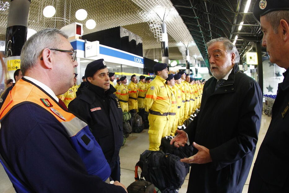 Os elementos da Força Especial de Bombeiros partem para o ajudar no combate às chamas no Chile após um pedido de auxilio das autoridades Chilenas, no Aeroporto de Lisboa.