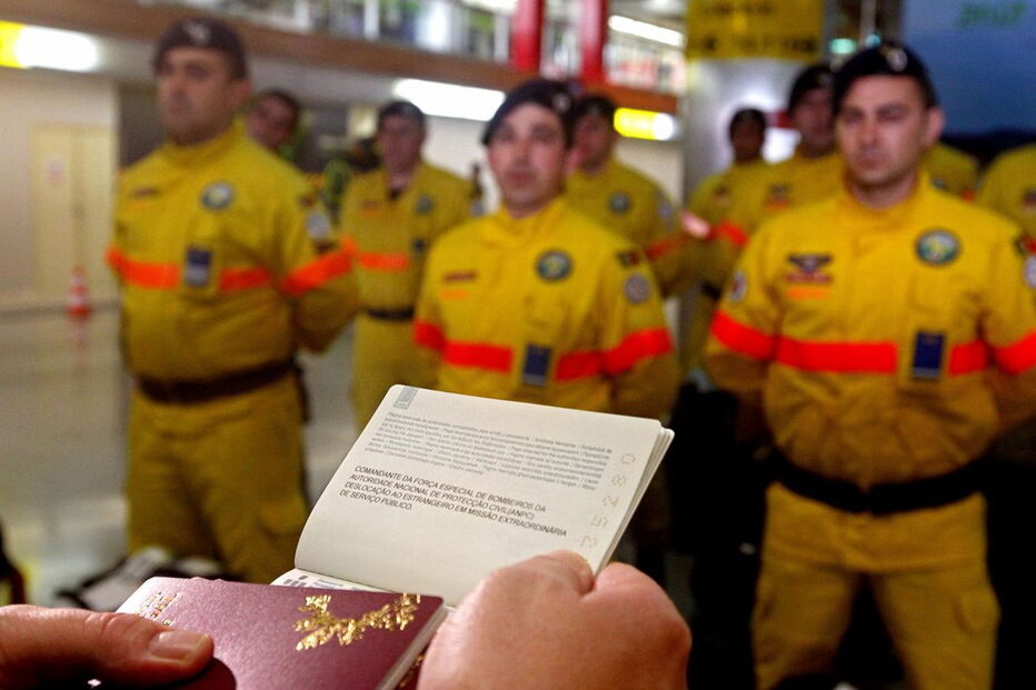 Os elementos da Força Especial de Bombeiros partem para o ajudar no combate às chamas no Chile após um pedido de auxilio das autoridades Chilenas, no Aeroporto de Lisboa.