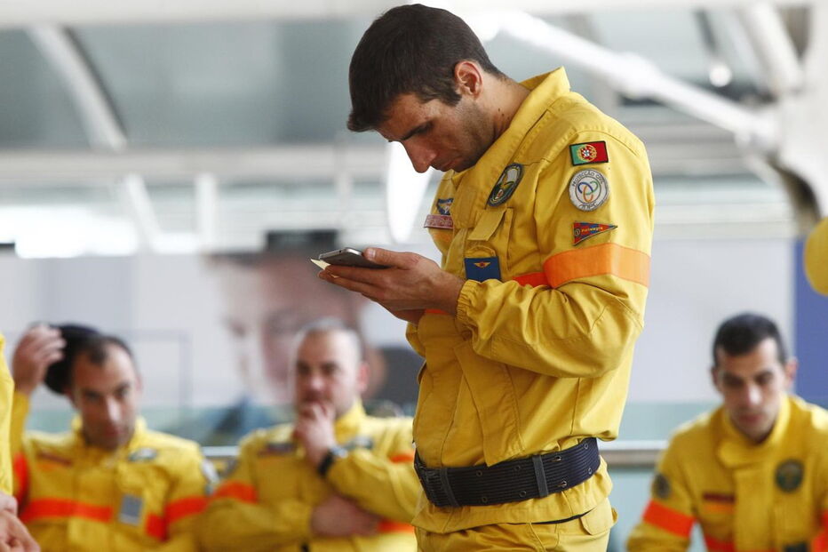 Os elementos da Força Especial de Bombeiros partem para o ajudar no combate às chamas no Chile após um pedido de auxilio das autoridades Chilenas, no Aeroporto de Lisboa.