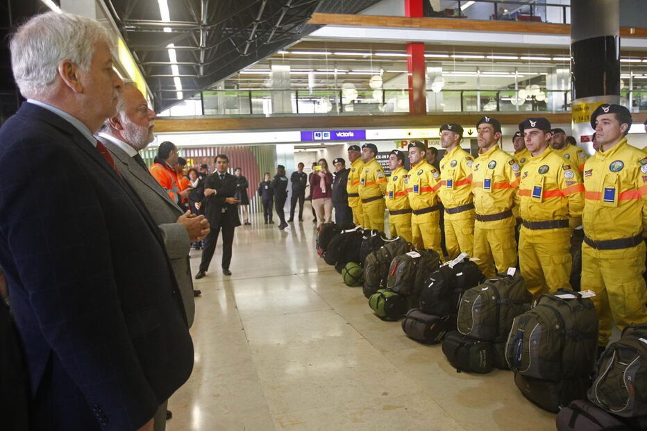 Os elementos da Força Especial de Bombeiros partem para o ajudar no combate às chamas no Chile após um pedido de auxilio das autoridades Chilenas, no Aeroporto de Lisboa.