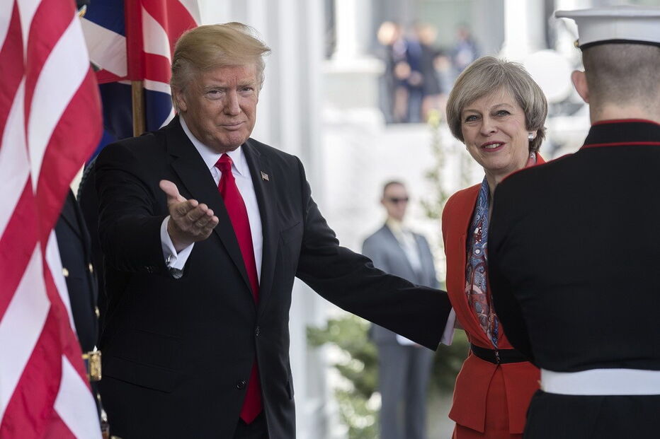 Theresa May foi a primeira líder mundial recebida pelo novo presidente dos EUA desde que tomou posse, no dia 20